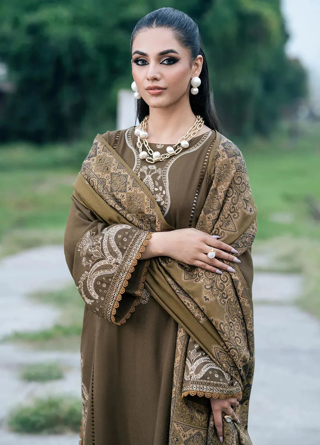 izel Embroidered Dhanak 3 Piece D-101