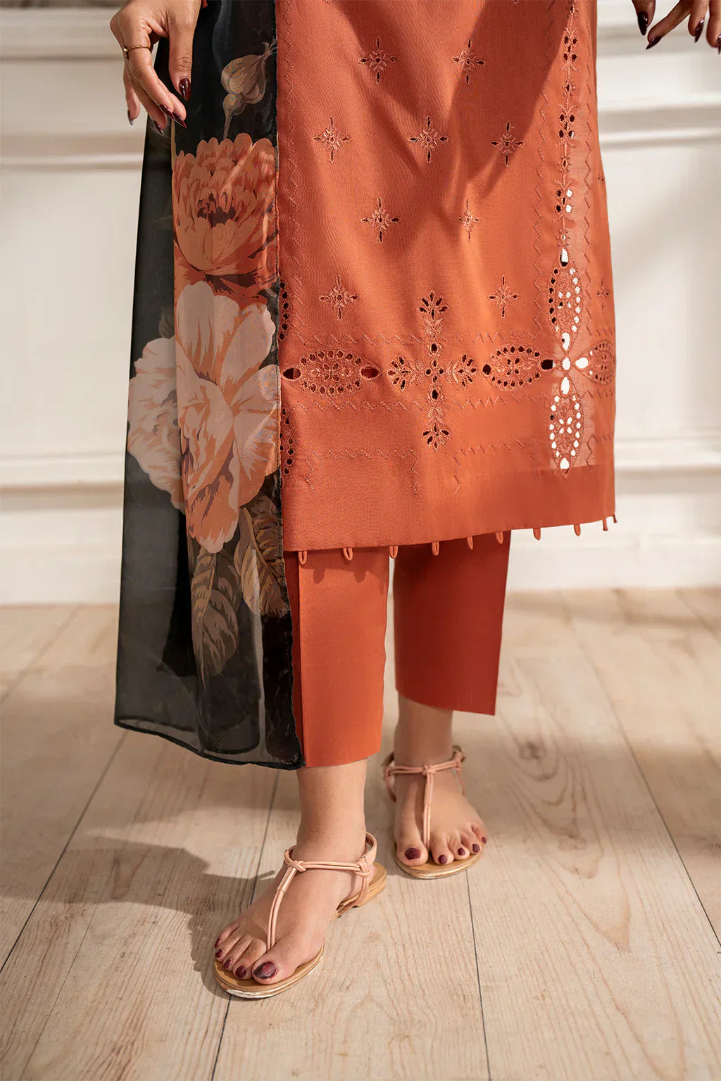 Iznik Chilenkari Embroidered Dhanak 3 Piece D-137