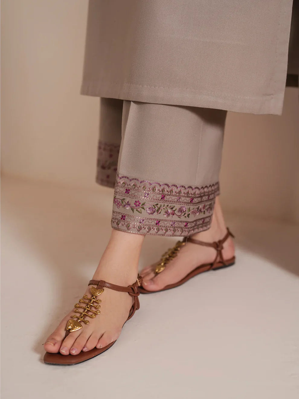 Garnet Embroidered lawn Three Piece Shahmina D/21